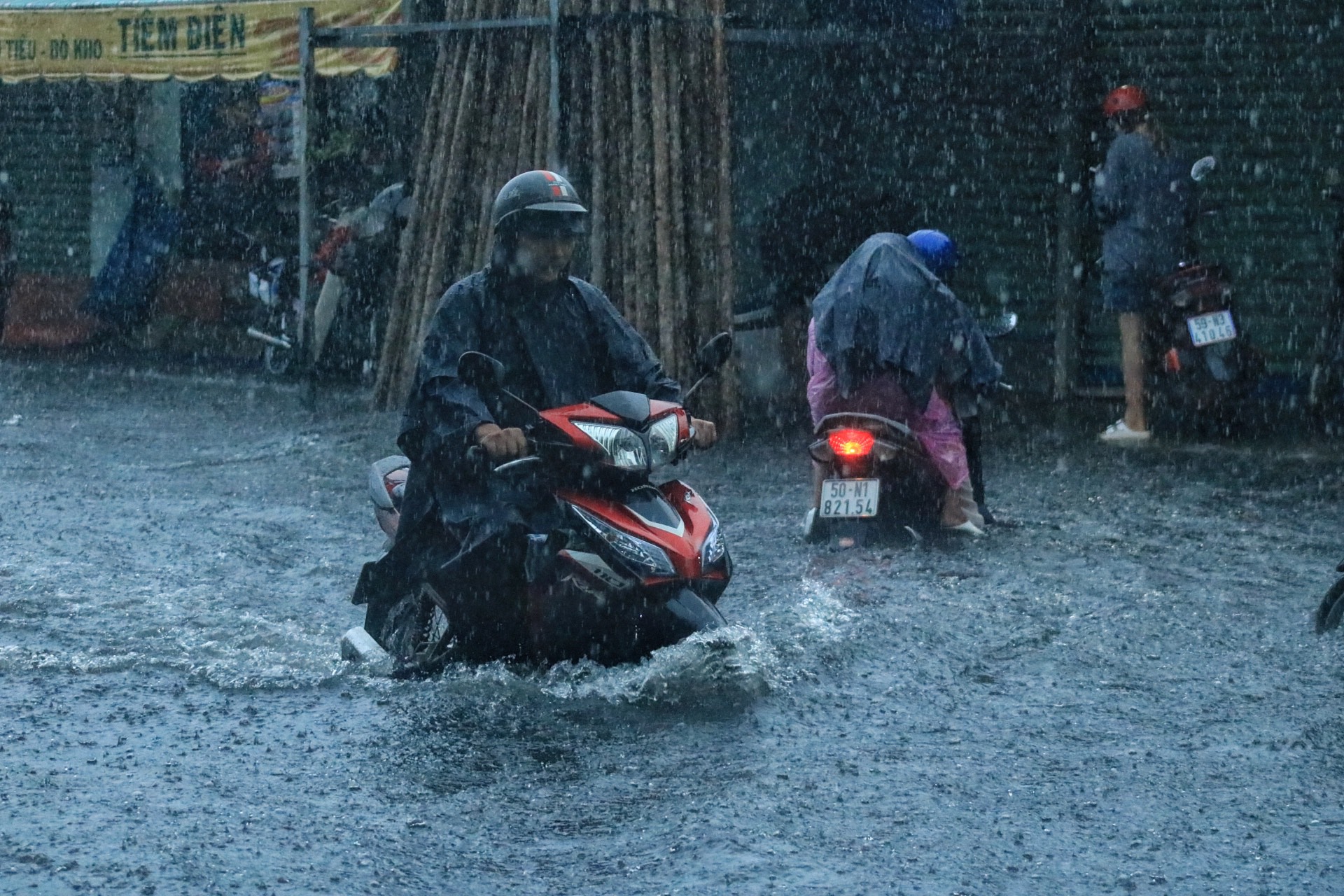TP HCM mưa mù trời, nhiều nơi xe bơi trong nước - Ảnh 11.