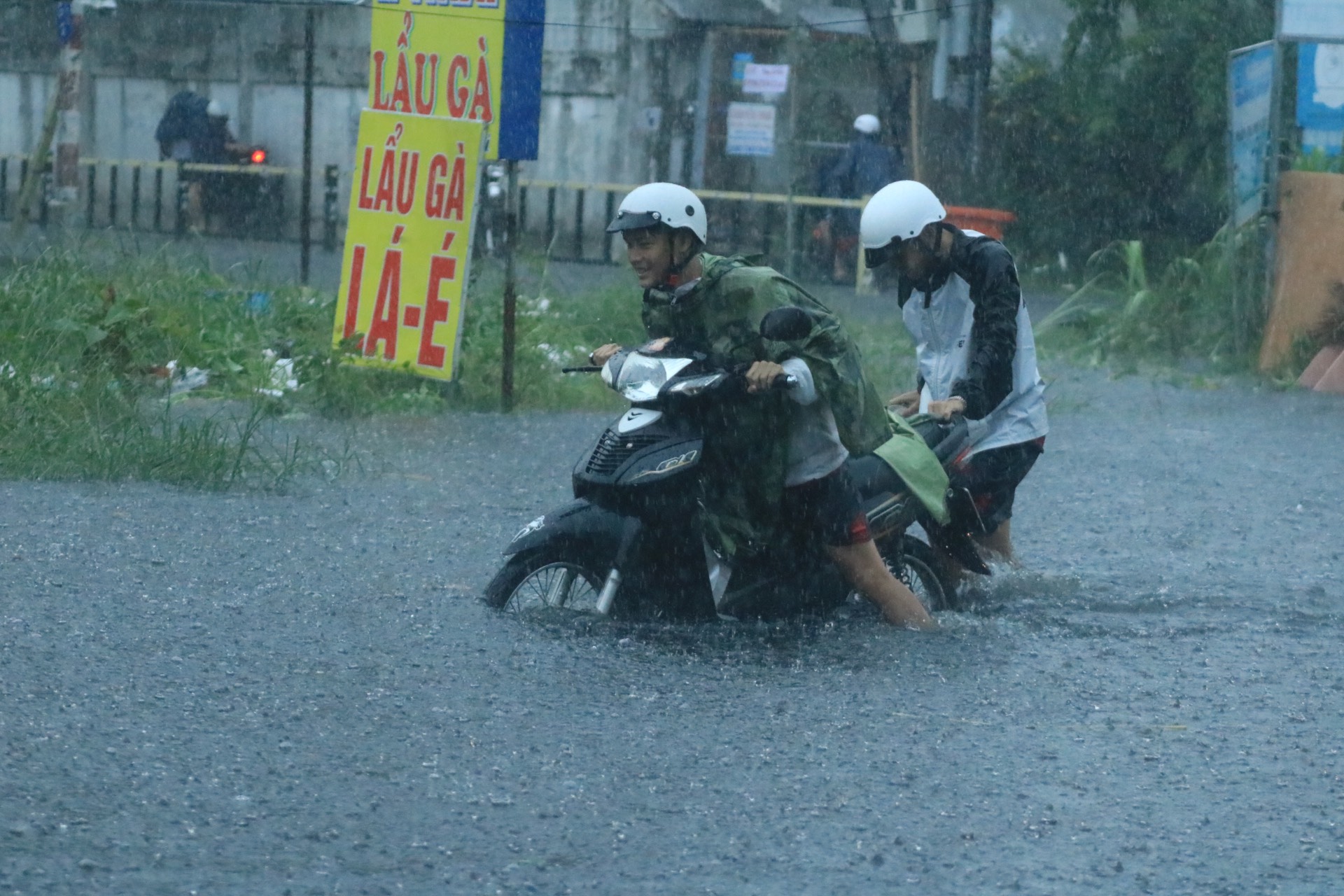 TP HCM mưa mù trời, nhiều nơi xe bơi trong nước - Ảnh 12.