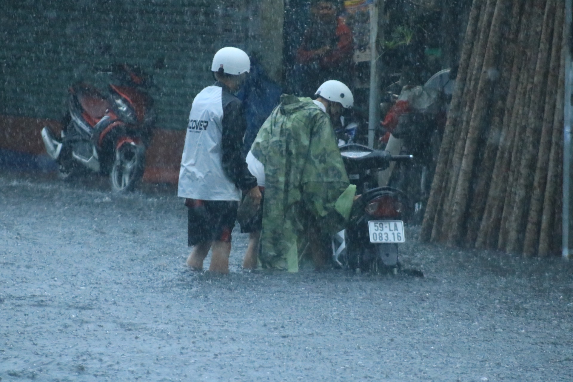 TP HCM mưa mù trời, nhiều nơi xe bơi trong nước - Ảnh 14.