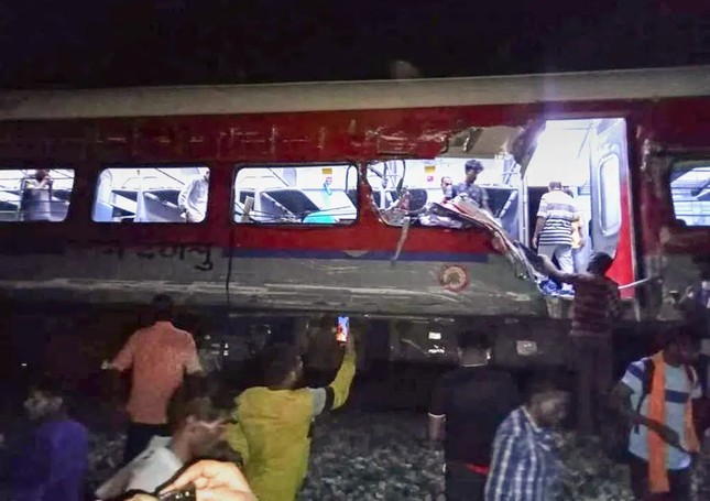 Hiện trường vụ tai nạn tàu hoả thảm khốc khiến hơn 1.100 người thương vong ở Ấn Độ - Ảnh 5.