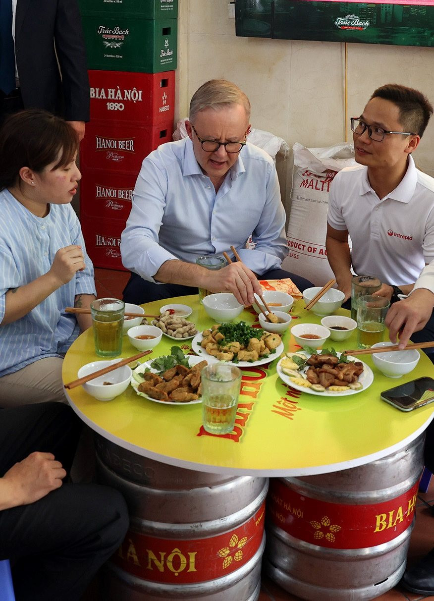 Thủ tướng Úc nói gì về bánh mì và bia hơi Việt Nam? - Ảnh 2.