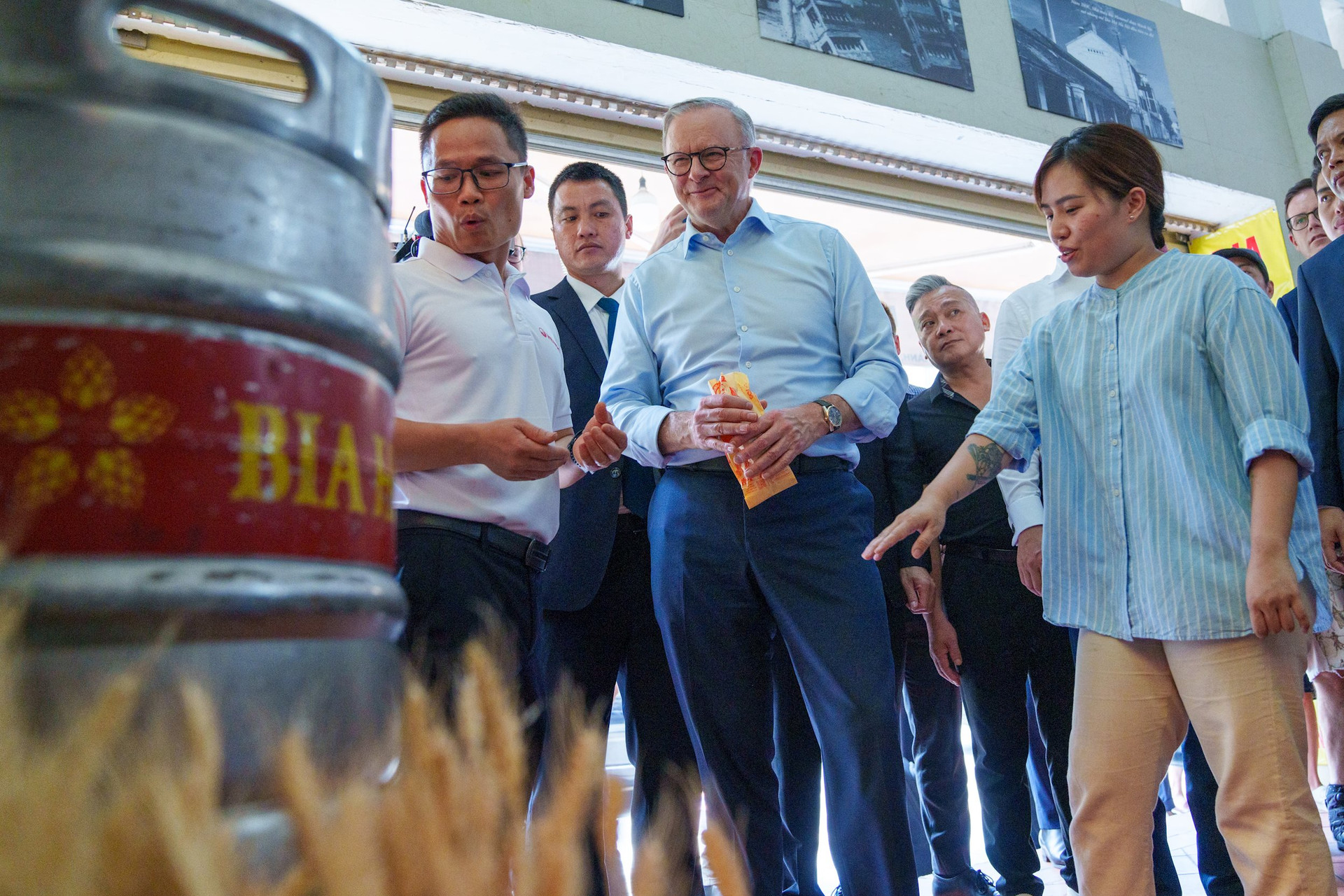Thủ tướng Úc nói gì về bánh mì và bia hơi Việt Nam? - Ảnh 4.