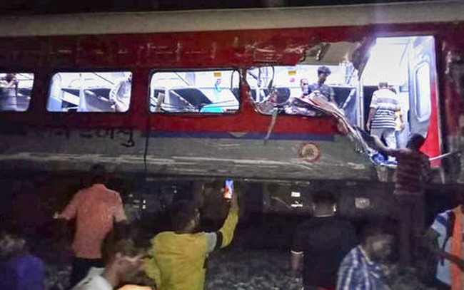 Tai nạn tàu hỏa ở Ấn Độ: Số người chết tăng lên 233, 900 người khác bị thương - Ảnh 1.