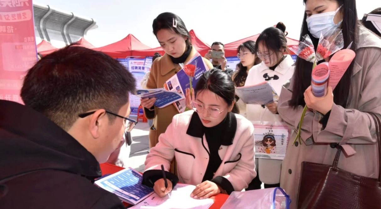 Lấy ‘mác’ thạc sĩ gửi CV tới 200 nhà tuyển dụng, 32 công ty, tôi vỡ mộng: Chỉ có 2 lời mời phỏng vấn, vài bên nhận trả lương 5 triệu đồng - Ảnh 2.