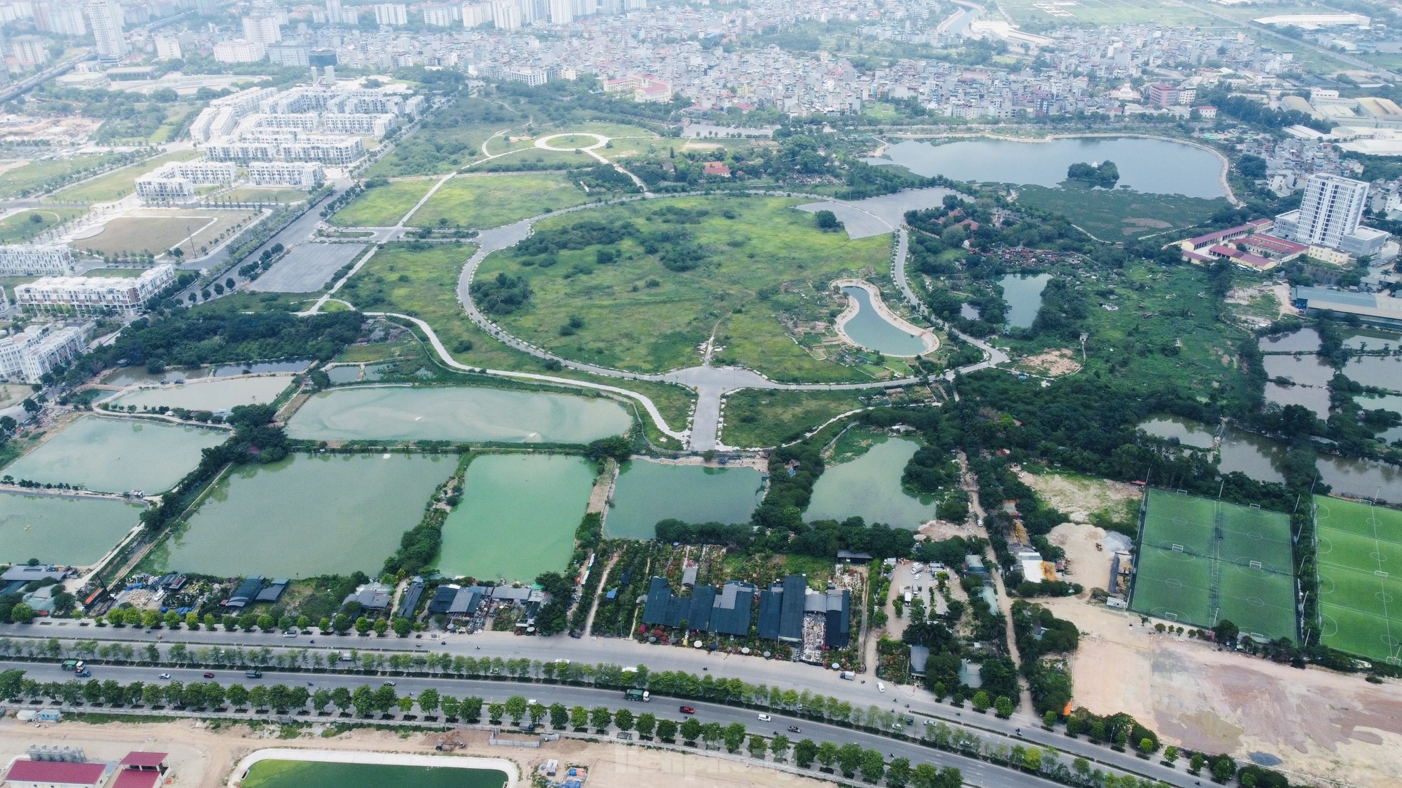 Toàn cảnh công viên Chu Văn An sau 7 năm quy hoạch vẫn ngổn ngang - Ảnh 10.