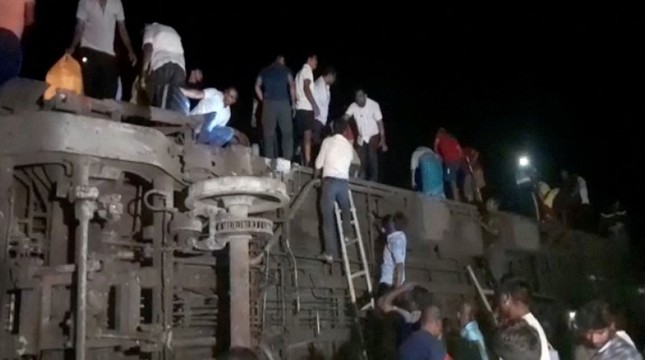 Hiện trường vụ tai nạn tàu hoả thảm khốc khiến hơn 1.100 người thương vong ở Ấn Độ - Ảnh 1.