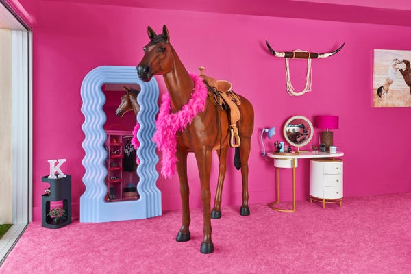 Nhà búp bê Barbie đời thực mở cửa cho du khách ở qua đêm - Ảnh 4.