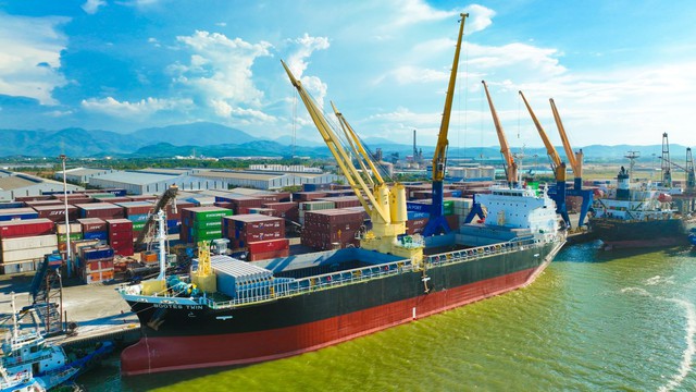 Cảng Chu Lai đón tàu lớn và nâng cao hiệu suất khai thác hàng rời - Ảnh 1.