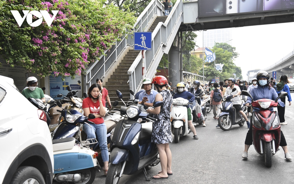 Giao thông hỗn loạn tại 2 điểm thi vào trường THPT chuyên ở Hà Nội - Ảnh 7.