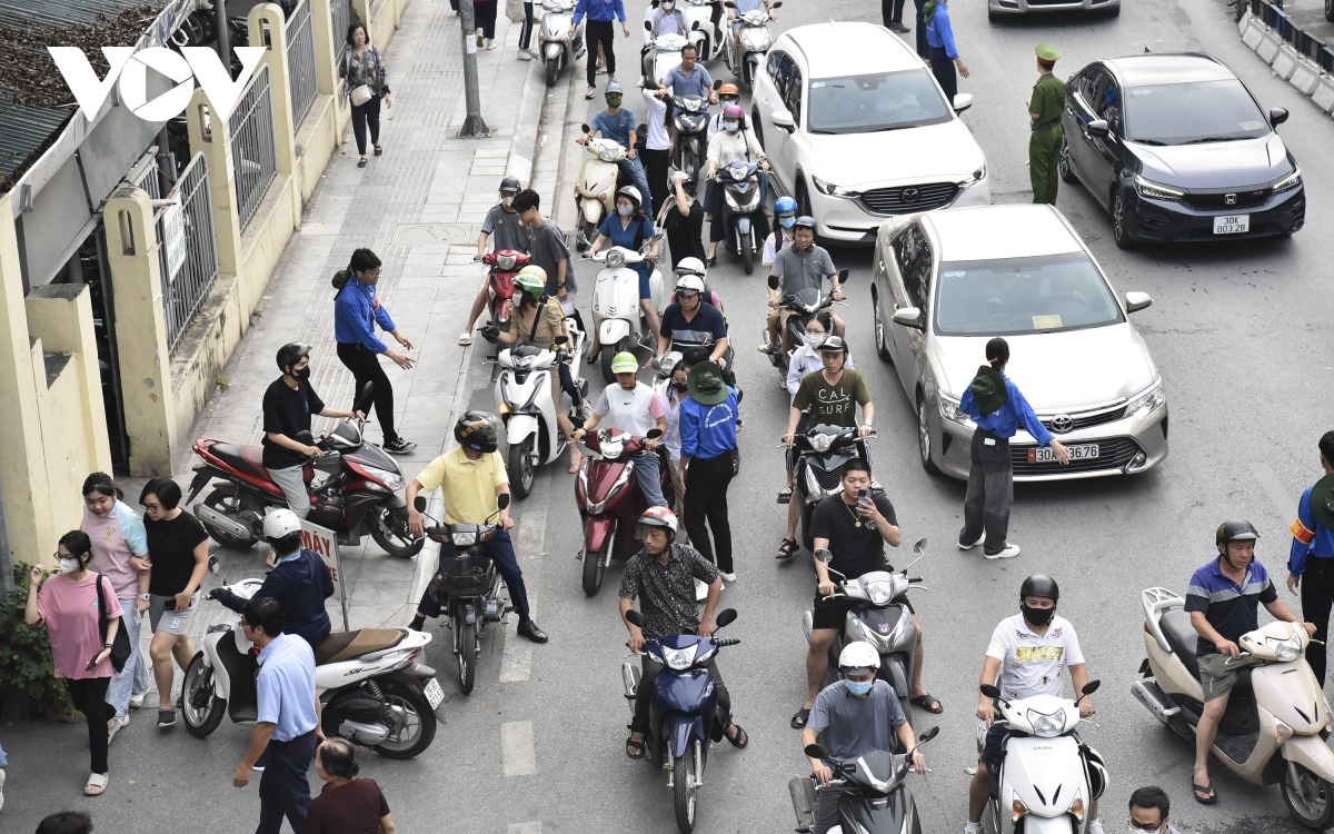 Giao thông hỗn loạn tại 2 điểm thi vào trường THPT chuyên ở Hà Nội - Ảnh 3.