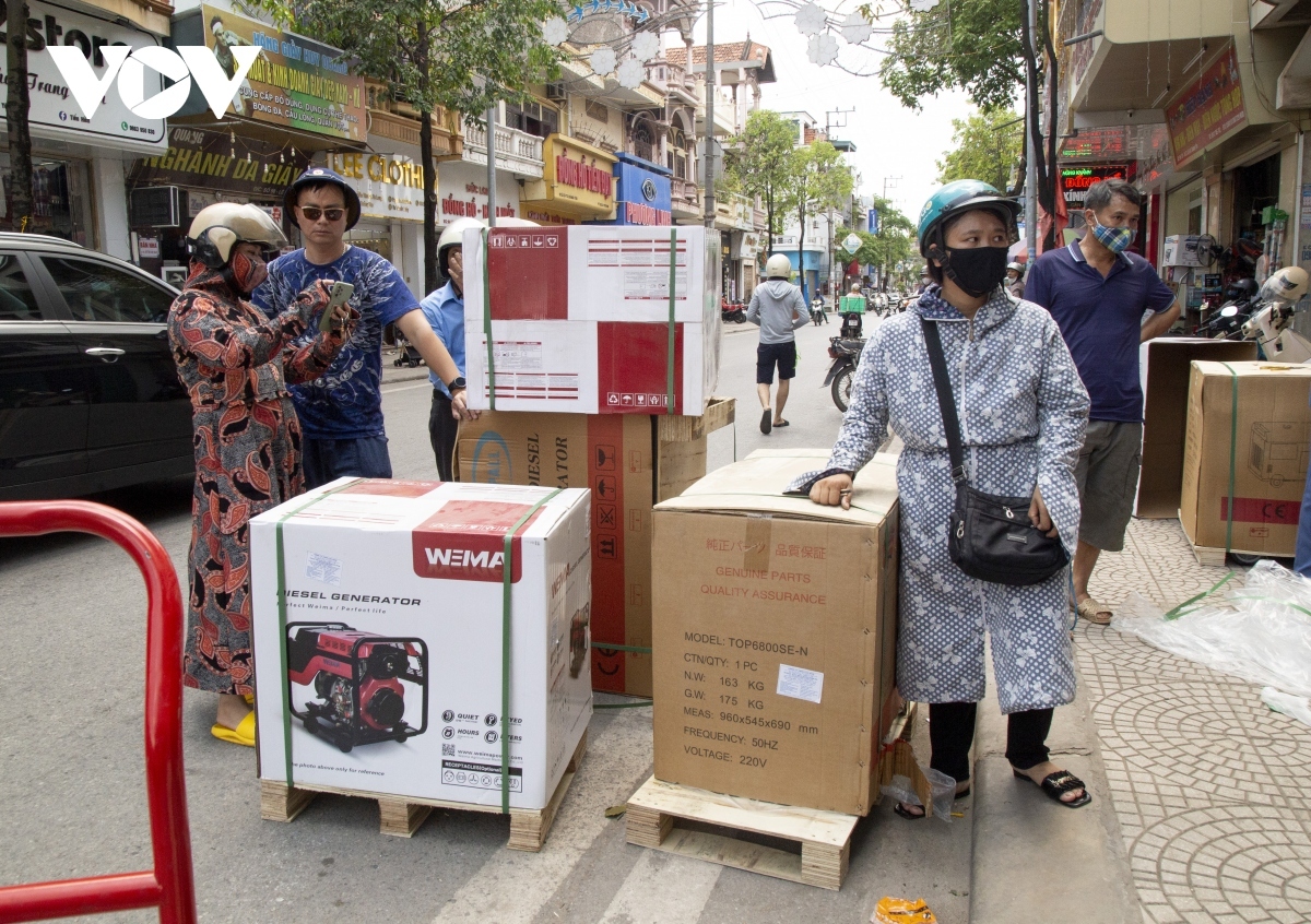 “Sốt” máy phát, quạt tích điện, điều hoà do nắng nóng cao điểm - Ảnh 1.