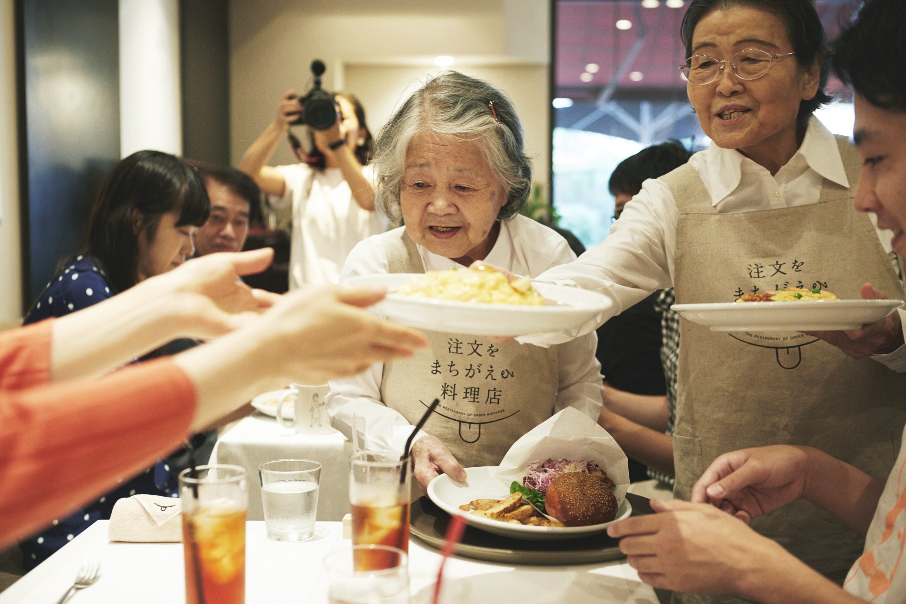 Nhà hàng Nhật Bản đông khách vì lý do kỳ lạ: chẳng mấy khi nhân viên phục vụ món ăn đúng yêu cầu - Ảnh 2.