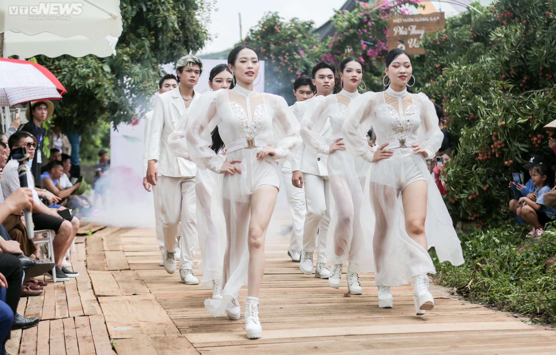 Độc đáo show thời trang chủ đề tôn vinh vải thiều Bắc Giang - Ảnh 5.