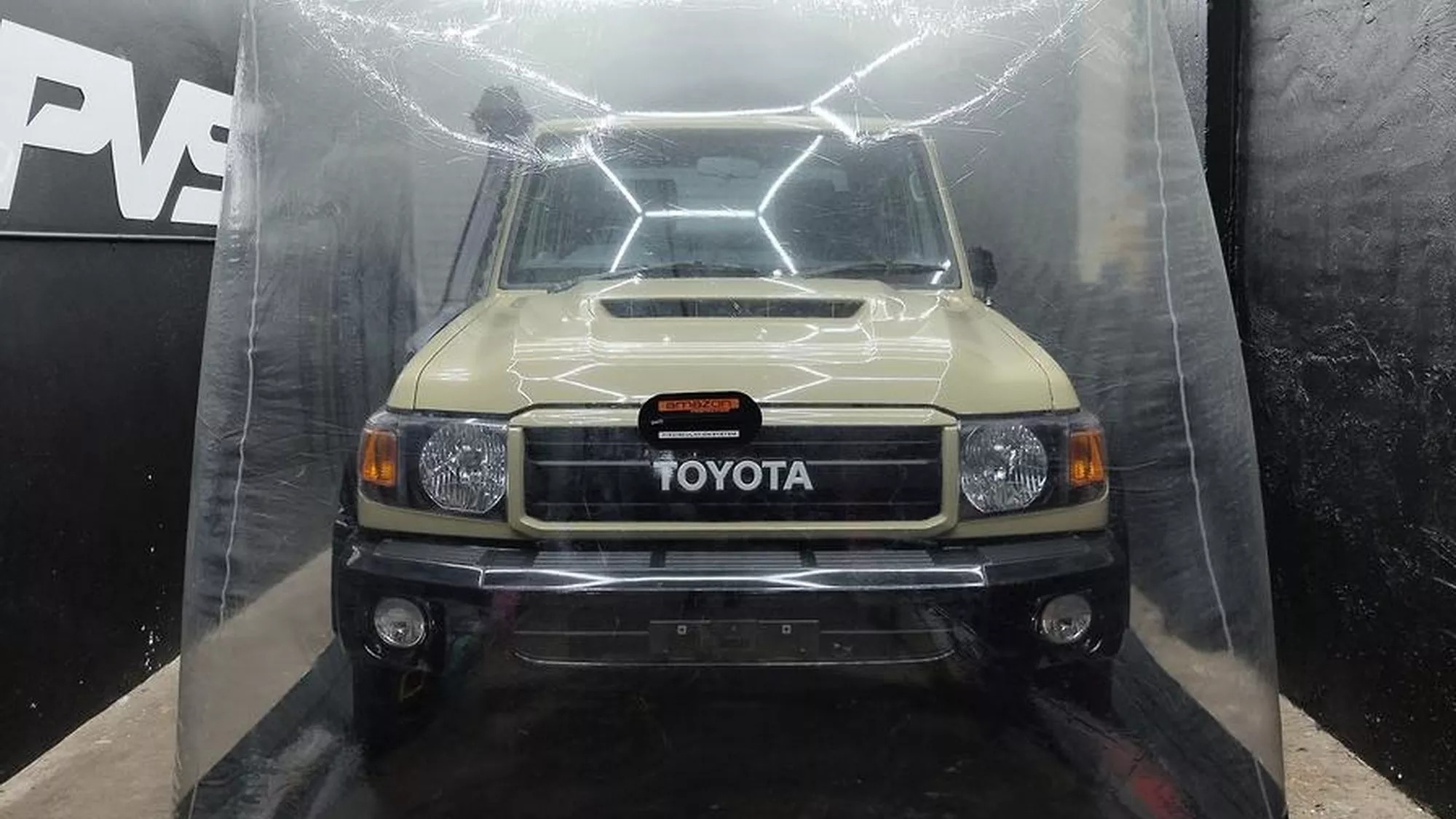 Toyota Land Cruiser 'cổ' mới tinh được bán gấp đôi giá gốc - Ảnh 1.