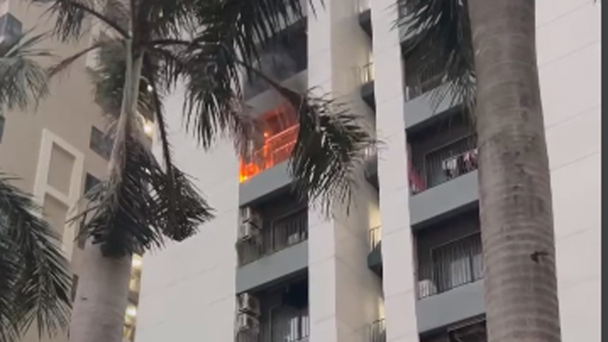 Dập tắt đám cháy tại chung cư ở Bình Dương - Ảnh 1.
