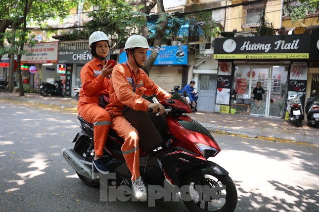 Nhân viên điện lực dùng loa kéo đi từng phố kêu gọi người dân tiết kiệm điện - Ảnh 1.