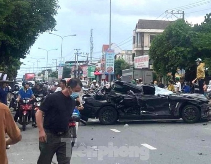 Kinh hoàng ô tô ‘điên’ tông hàng loạt phương tiện rồi lăn nhiều vòng trên đường - Ảnh 1.