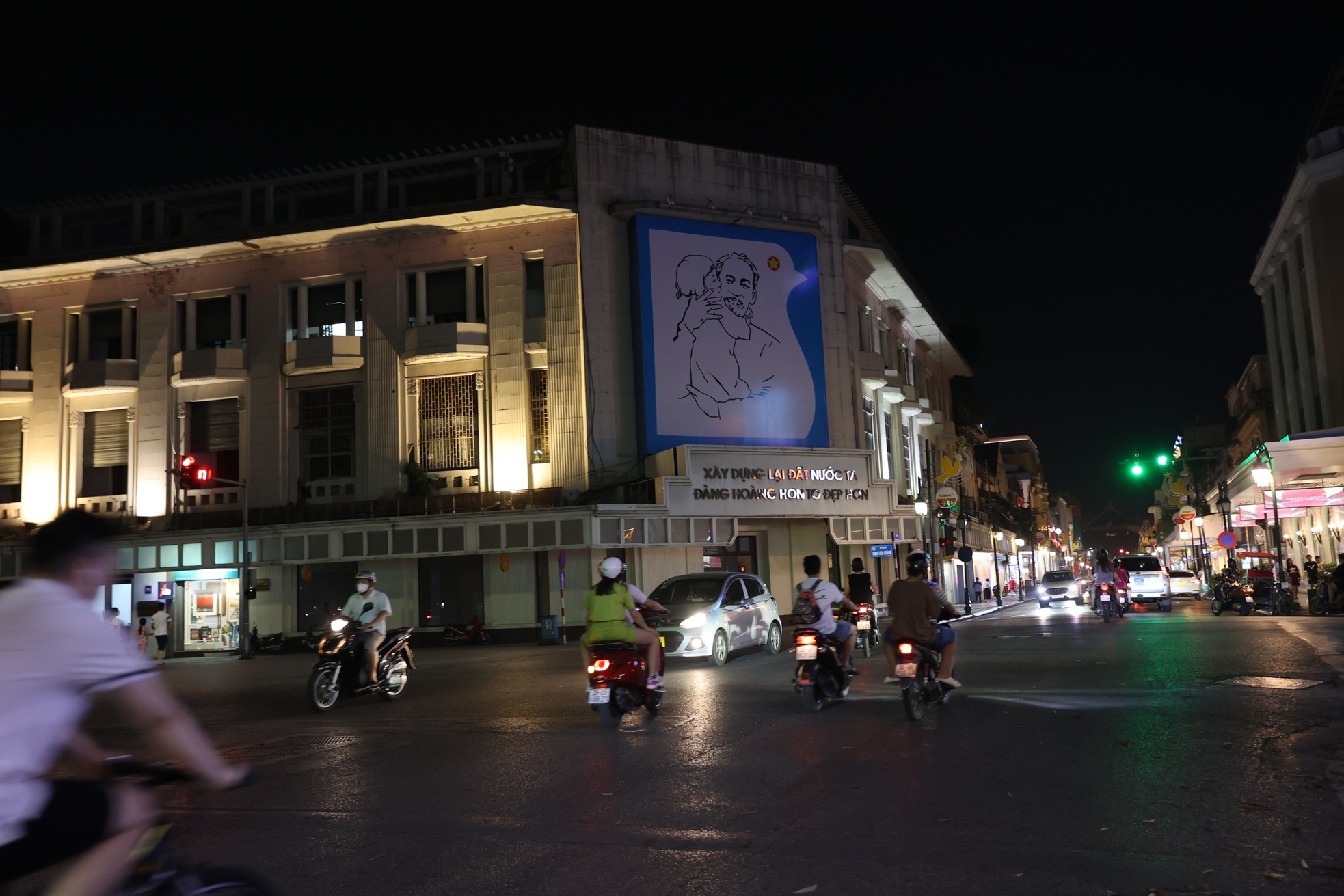 Đường phố Hà Nội bỗng tối om vì phải cắt giảm điện - Ảnh 10.