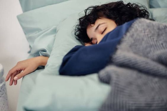 Bác sĩ nói về hiện tượng người trẻ mất ngủ kéo dài dù mệt mỏi cả ngày: Phương pháp ngủ TESLA - Không phải ai cũng làm đúng! - Ảnh 3.