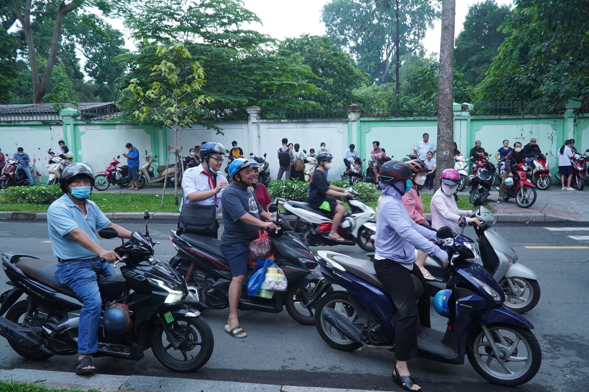Học sinh TP HCM bước vào môn thi đầu tiên của kỳ thi lớp 10 - Ảnh 2. Học sinh TP HCM bước vào môn thi đầu tiên của kỳ thi lớp 10 - Ảnh 2.