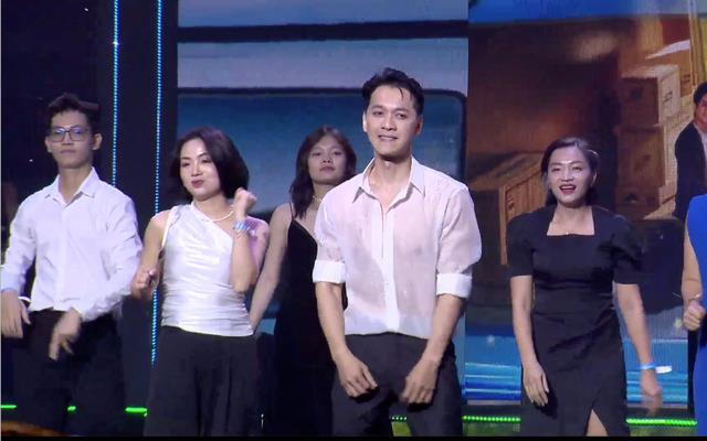 Mặc áo trắng nhảy &quot;dưới mưa&quot;, Chủ tịch ACB - Trần Hùng Huy trở thành chủ đề âm nhạc hot nhất MXH: Vượt qua Rap Việt, lượng thảo luận ngang ngửa Sơn Tùng M-TP - Ảnh 1.