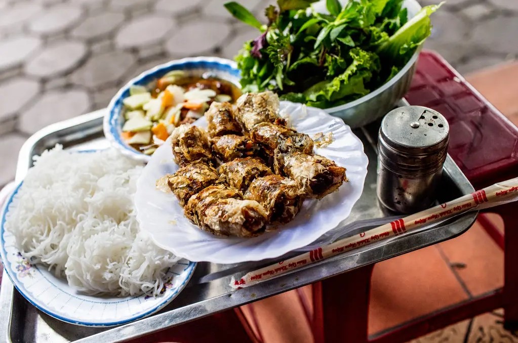 Báo Mỹ chỉ ra bí quyết ẩm thực đường phố Việt Nam khiến thực khách mê mẩn, các nhà hàng cũng không bì kịp - Ảnh 1.