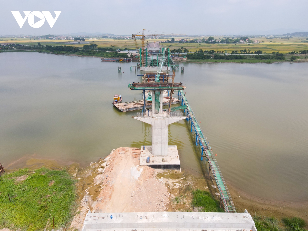 Toàn cảnh công trường xây dựng cầu dây văng lớn nhất Bắc Giang - Ảnh 10.