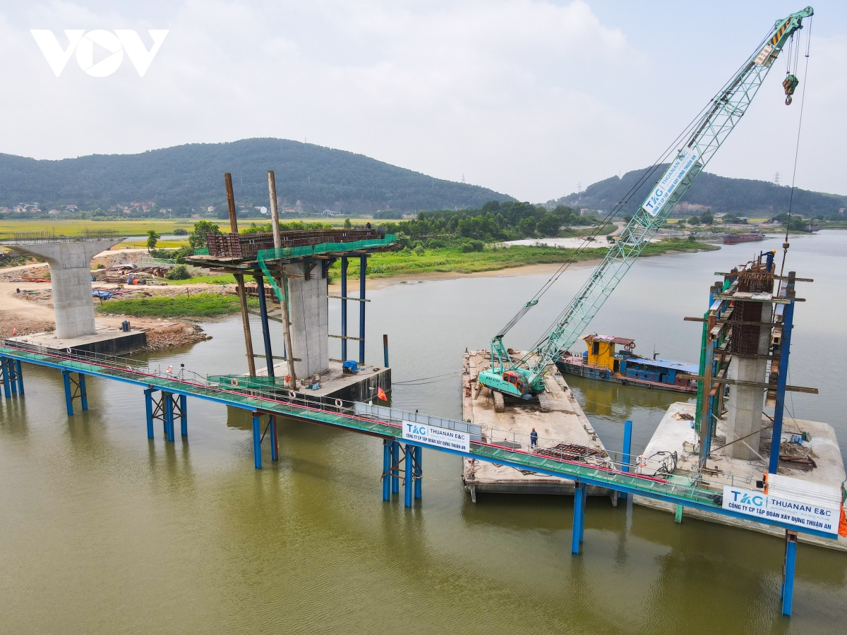 Toàn cảnh công trường xây dựng cầu dây văng lớn nhất Bắc Giang - Ảnh 12.