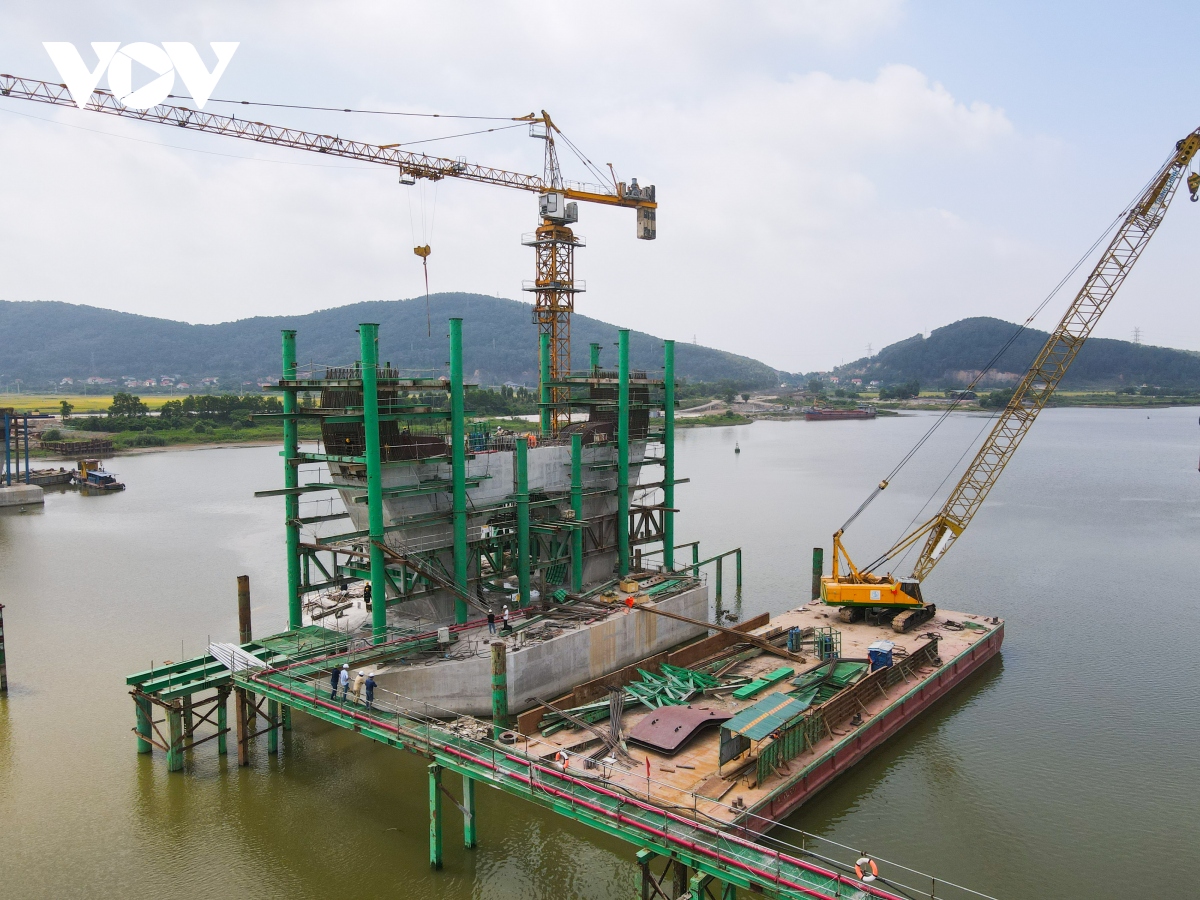 Toàn cảnh công trường xây dựng cầu dây văng lớn nhất Bắc Giang - Ảnh 11.