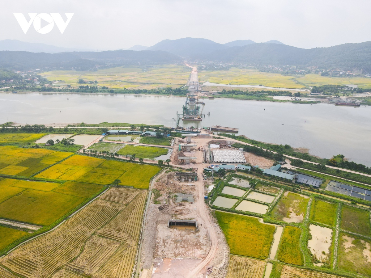 Toàn cảnh công trường xây dựng cầu dây văng lớn nhất Bắc Giang - Ảnh 1.