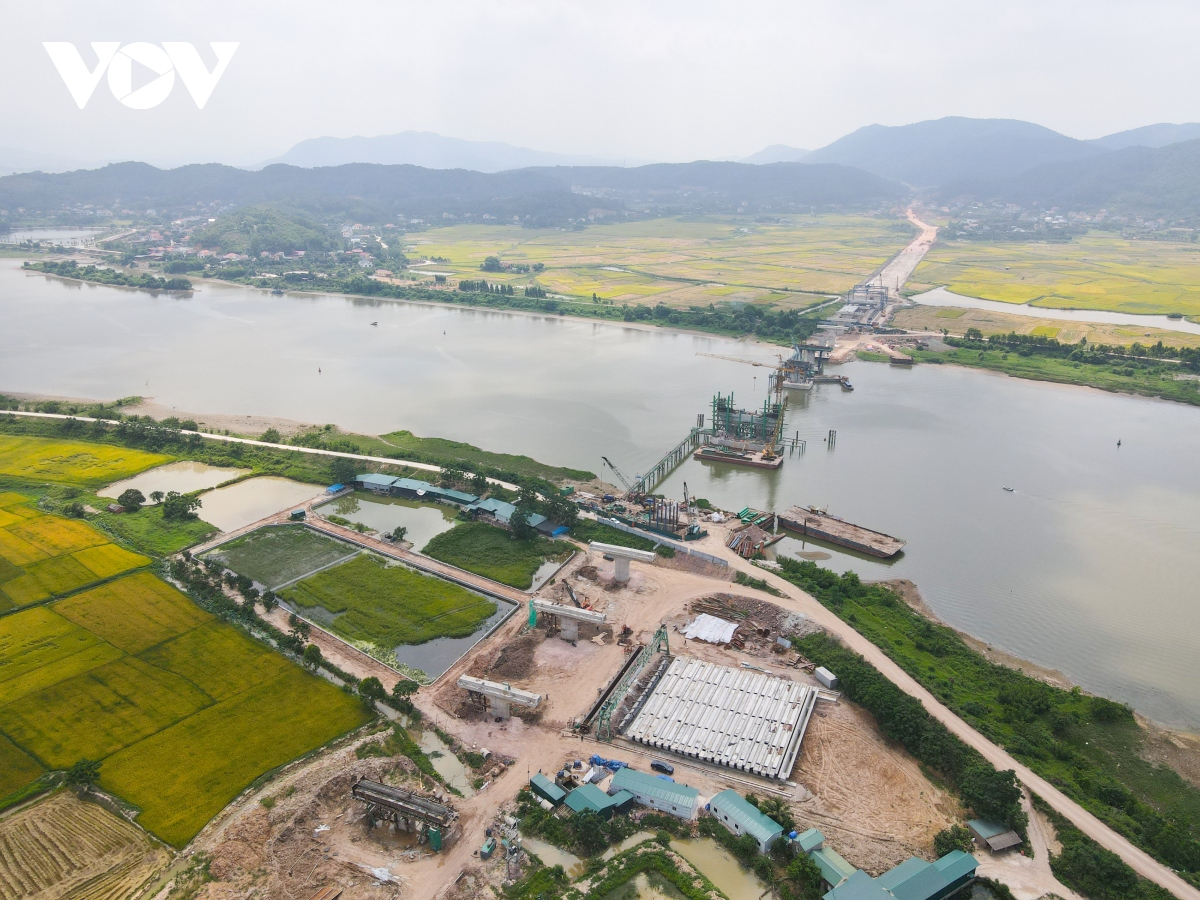 Toàn cảnh công trường xây dựng cầu dây văng lớn nhất Bắc Giang - Ảnh 13.