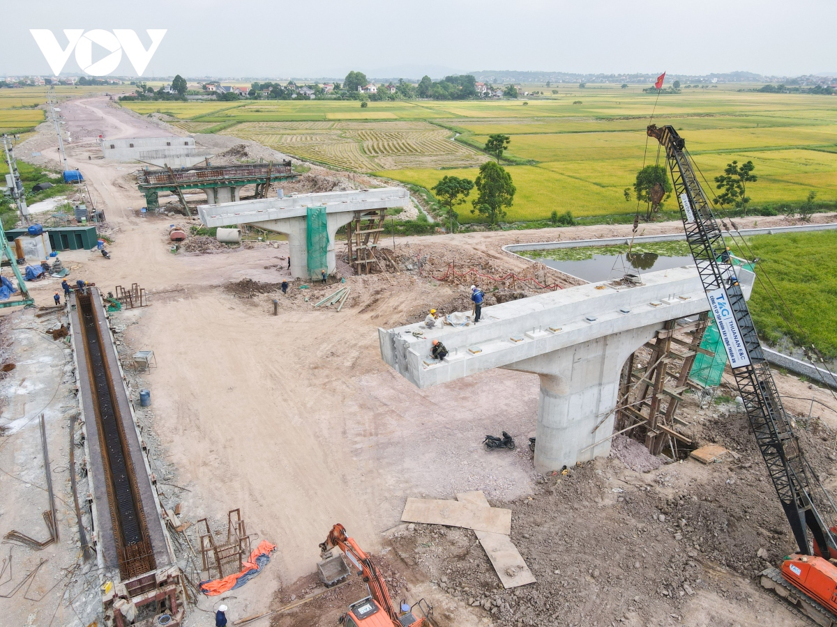 Toàn cảnh công trường xây dựng cầu dây văng lớn nhất Bắc Giang - Ảnh 2.
