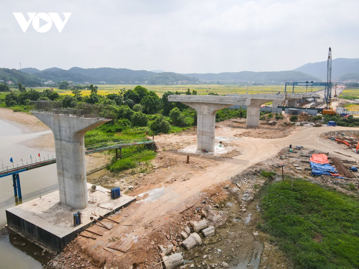 Toàn cảnh công trường xây dựng cầu dây văng lớn nhất Bắc Giang - Ảnh 4.