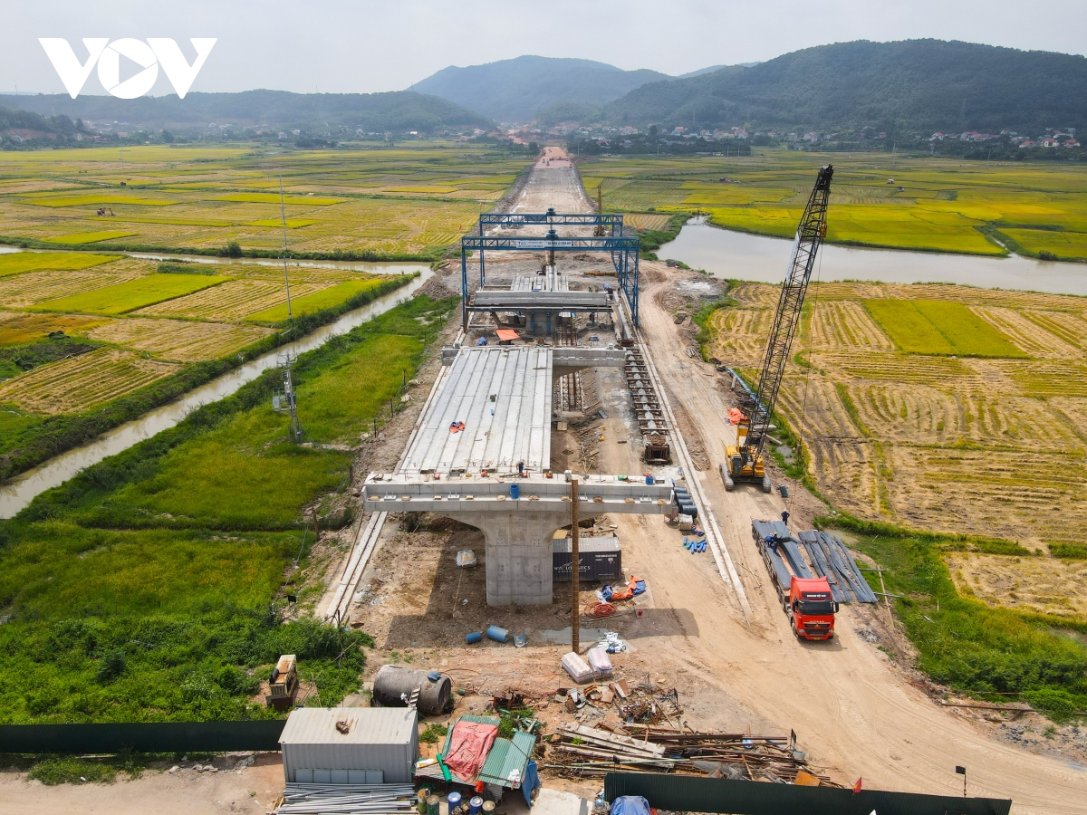 Toàn cảnh công trường xây dựng cầu dây văng lớn nhất Bắc Giang - Ảnh 3.