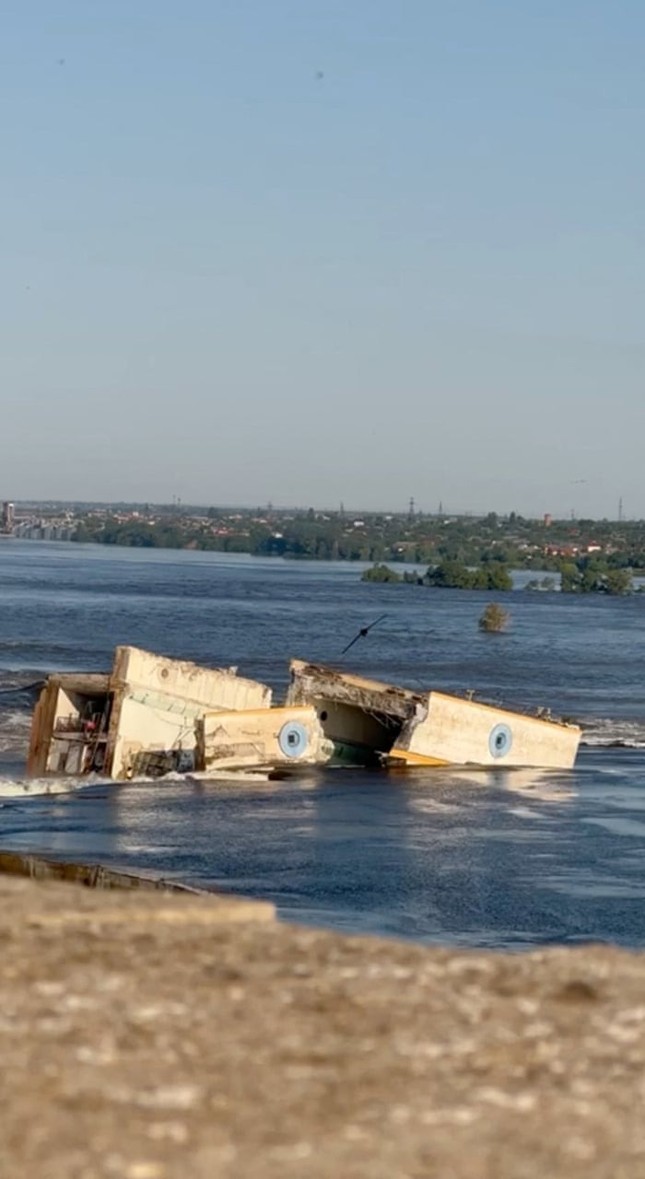 150 tấn dầu chảy ra sông Dnipro sau vụ vỡ đập ở Kherson - Ảnh 3.