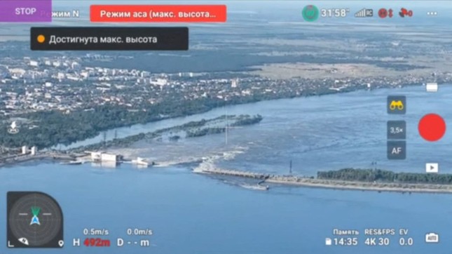 150 tấn dầu chảy ra sông Dnipro sau vụ vỡ đập ở Kherson - Ảnh 4.