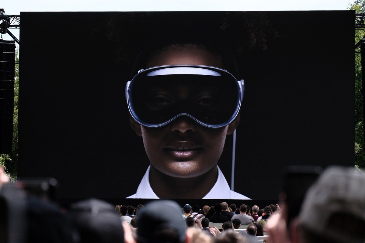 Apple ra mắt kính thực tế ảo Vision Pro: Thiết kế tương lai, bỏ xa các đối thủ về công nghệ, giá tại Việt Nam có thể gần 100 triệu - Ảnh 1.