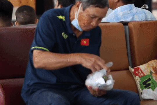 HLV Mai Đức Chung ăn vội gói xôi trước giờ sang châu Âu, khiến CĐV xúc động vì hình ảnh giản dị