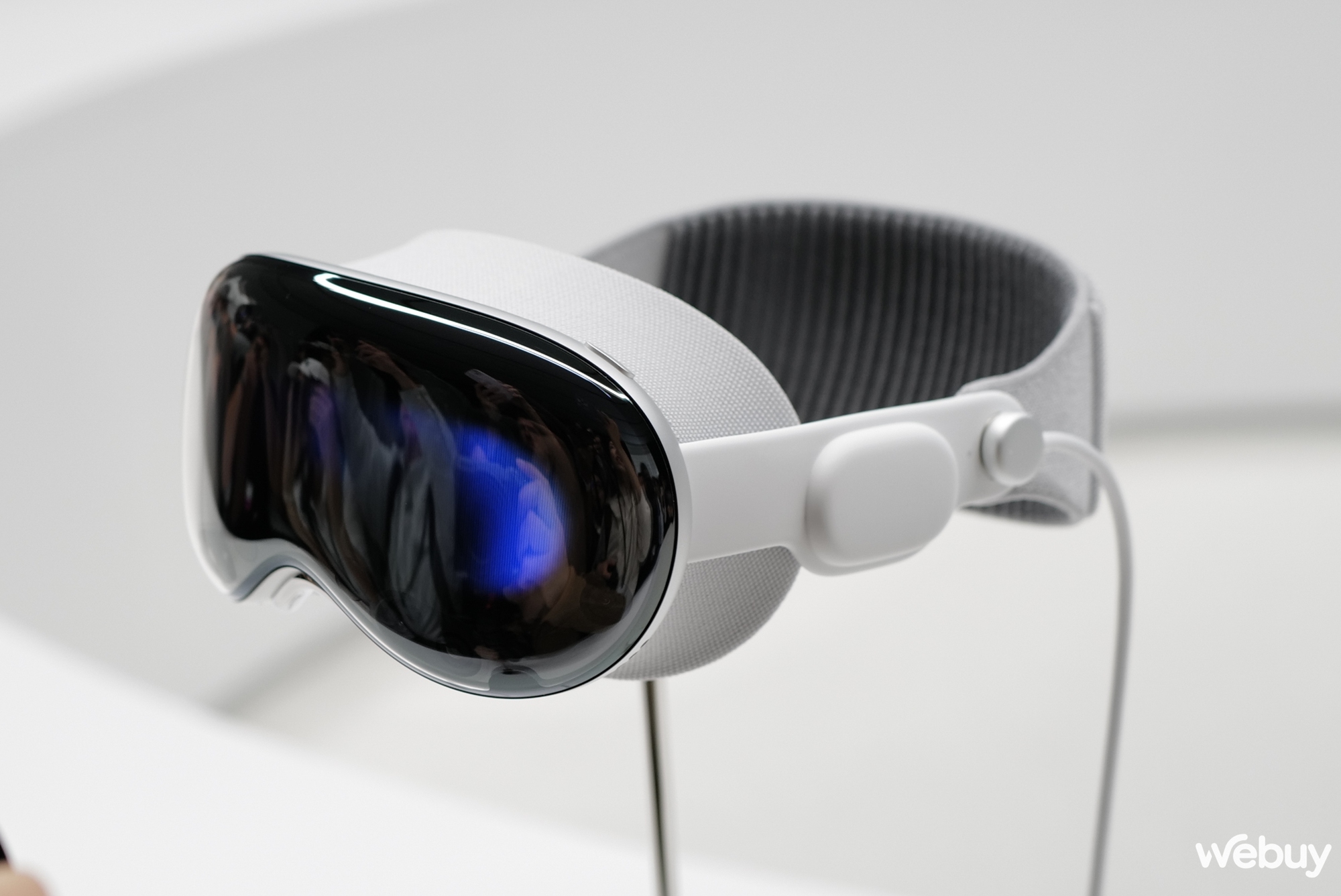 Cận cảnh kính thực tế tăng cường Apple Vision Pro giá 3.500 USD mới ra mắt - Ảnh 4. Cận cảnh kính thực tế tăng cường Apple Vision Pro giá 3.500 USD mới ra mắt - Ảnh 4.