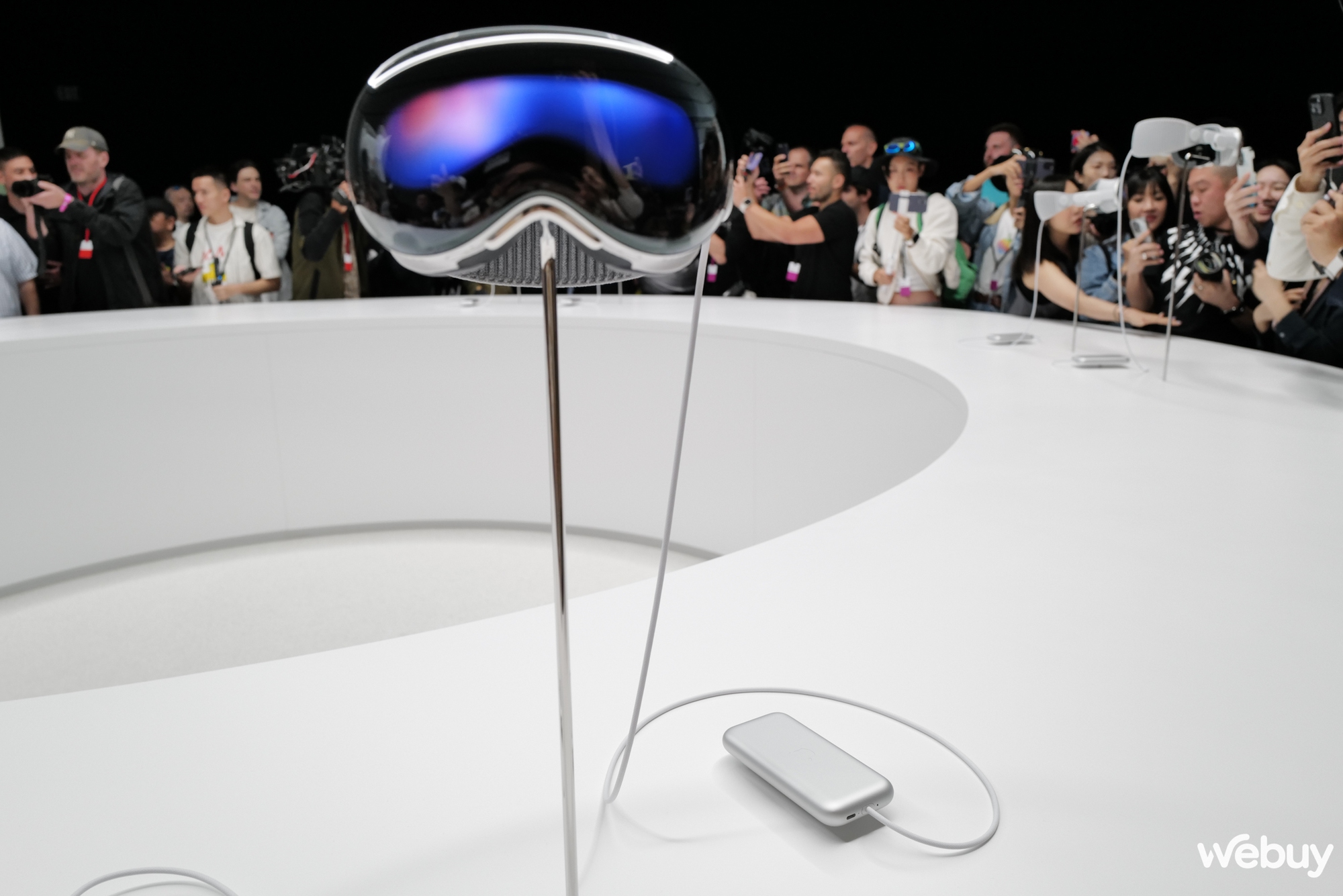 Cận cảnh kính thực tế tăng cường Apple Vision Pro giá 3.500 USD mới ra mắt - Ảnh 11.