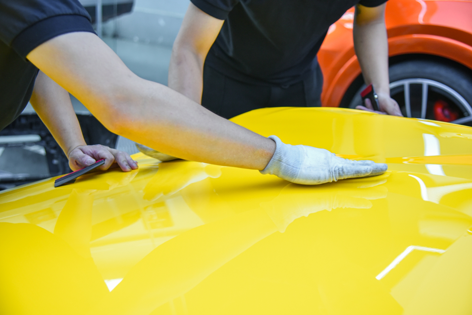 Dùng cuộn giấy dài bằng 6 tầng nhà đổi màu Porsche 911, người dán chia sẻ: 'Dễ hơn làm xe phổ thông' - Ảnh 7.