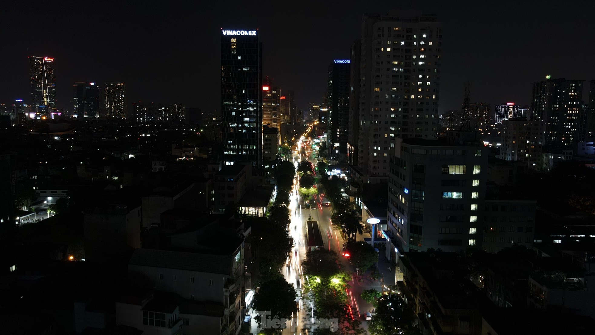 Đường phố Hà Nội bỗng tối om vì phải cắt giảm điện - Ảnh 1.