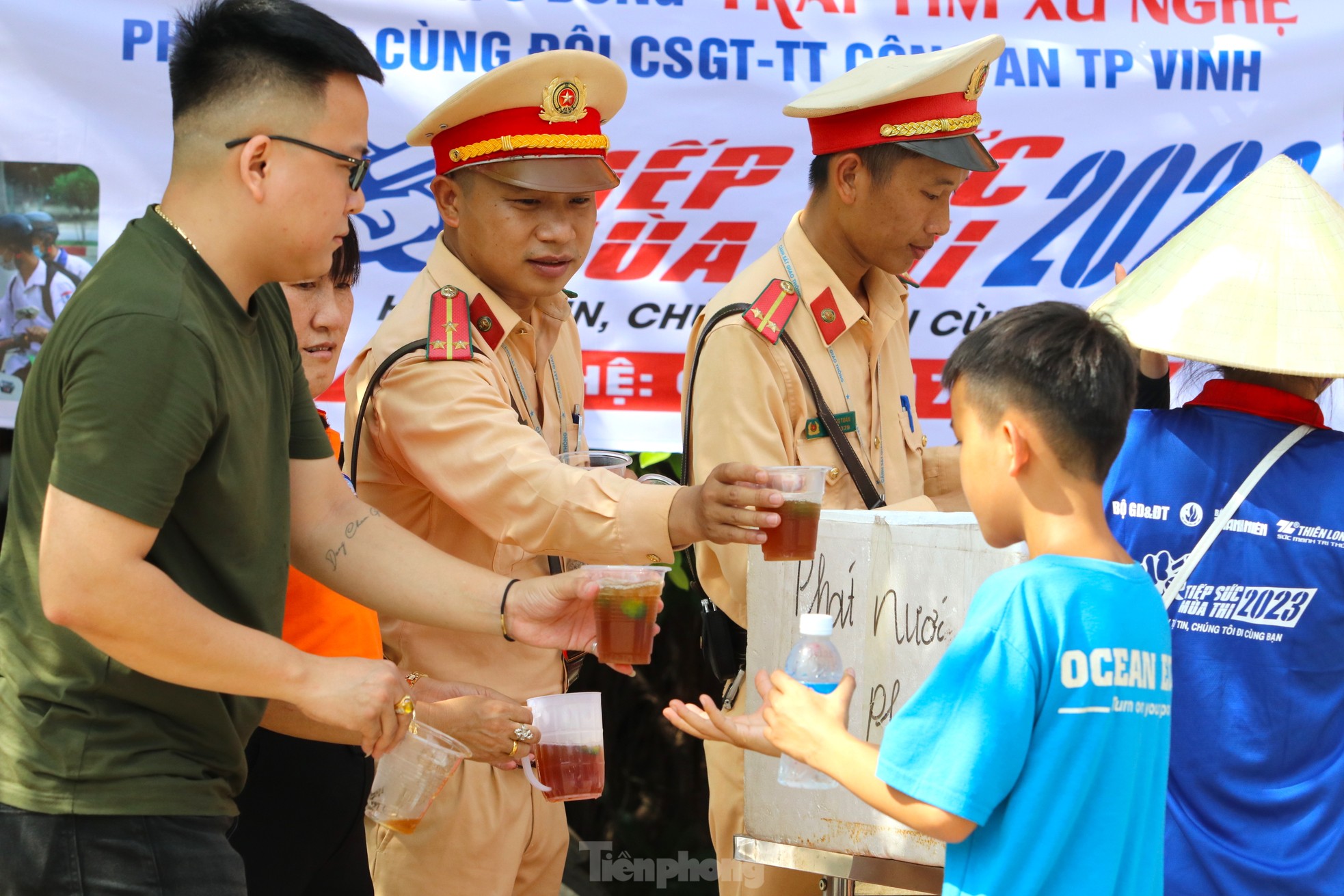 Cảnh sát giao thông hỗ trợ, 'tiếp sức' thí sinh vượt vũ môn - Ảnh 10.