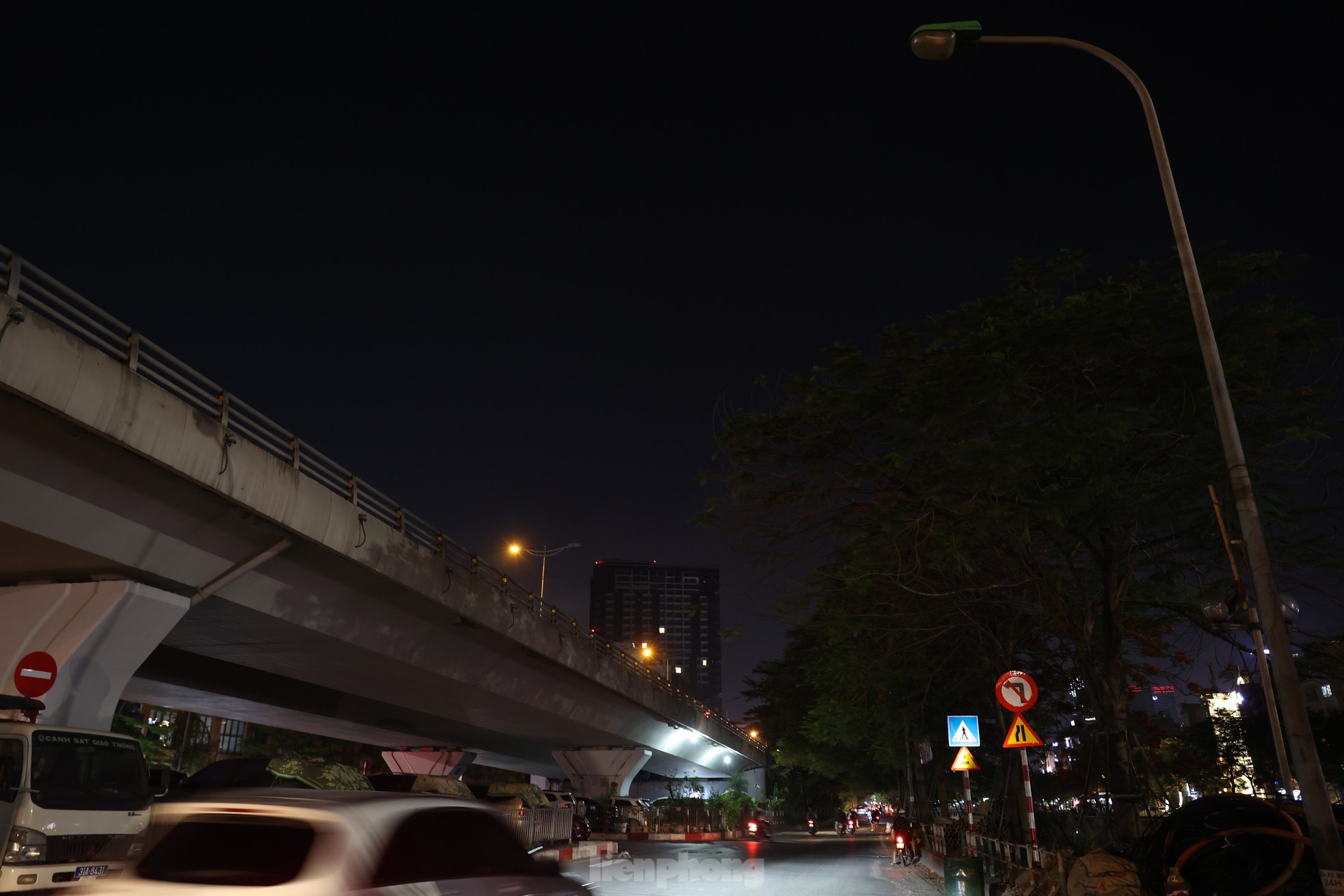 Đường phố Hà Nội bỗng tối om vì phải cắt giảm điện - Ảnh 13.