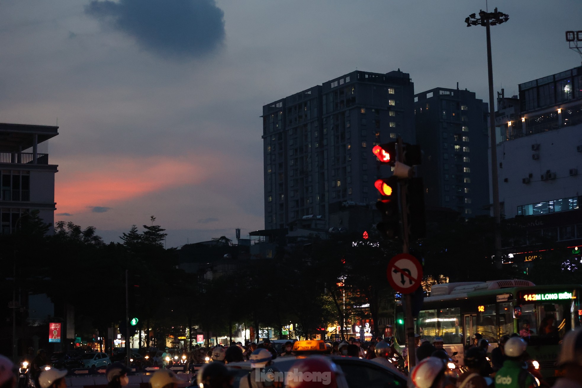 Đường phố Hà Nội bỗng tối om vì phải cắt giảm điện - Ảnh 3.