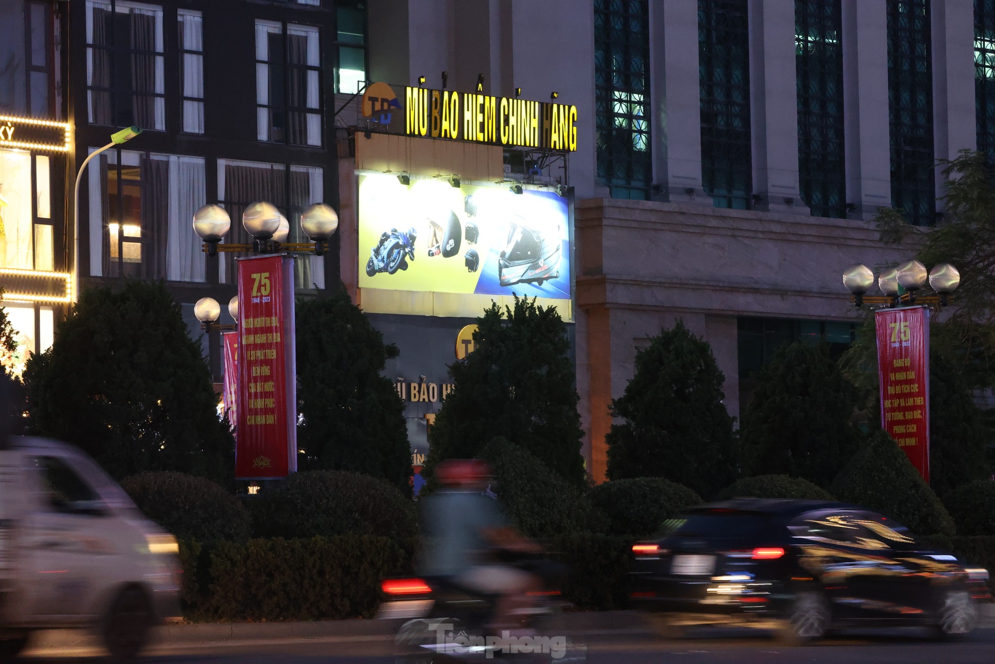 Đường phố Hà Nội bỗng tối om vì phải cắt giảm điện - Ảnh 5.