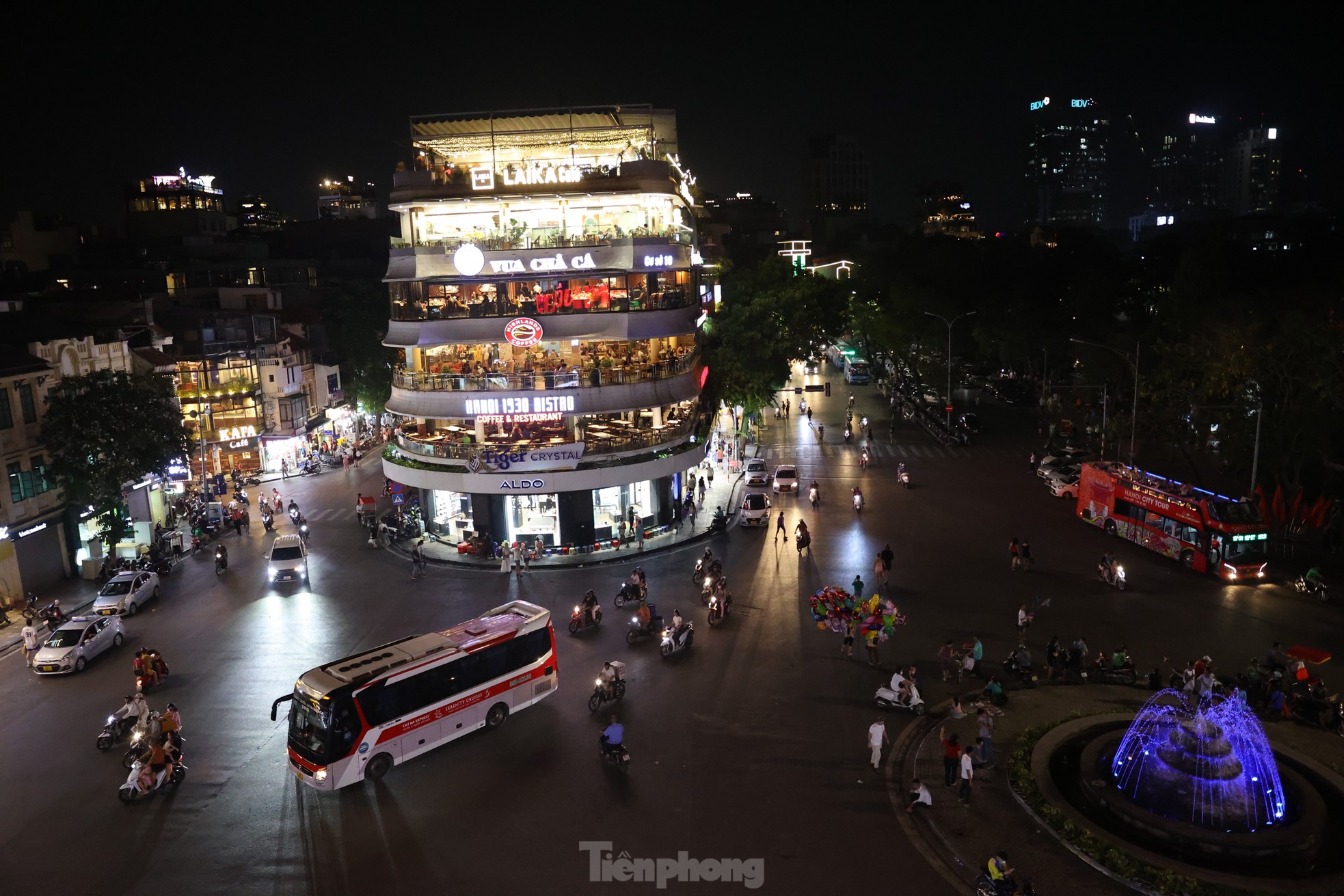 Đường phố Hà Nội bỗng tối om vì phải cắt giảm điện - Ảnh 7.