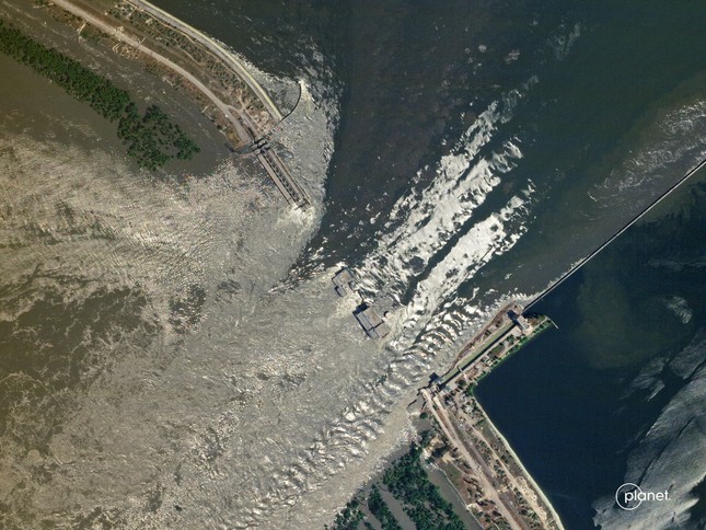 CNN: Ảnh vệ tinh cho thấy đập Kakhovka đã hư hại vài ngày trước khi đổ sập - Ảnh 2.