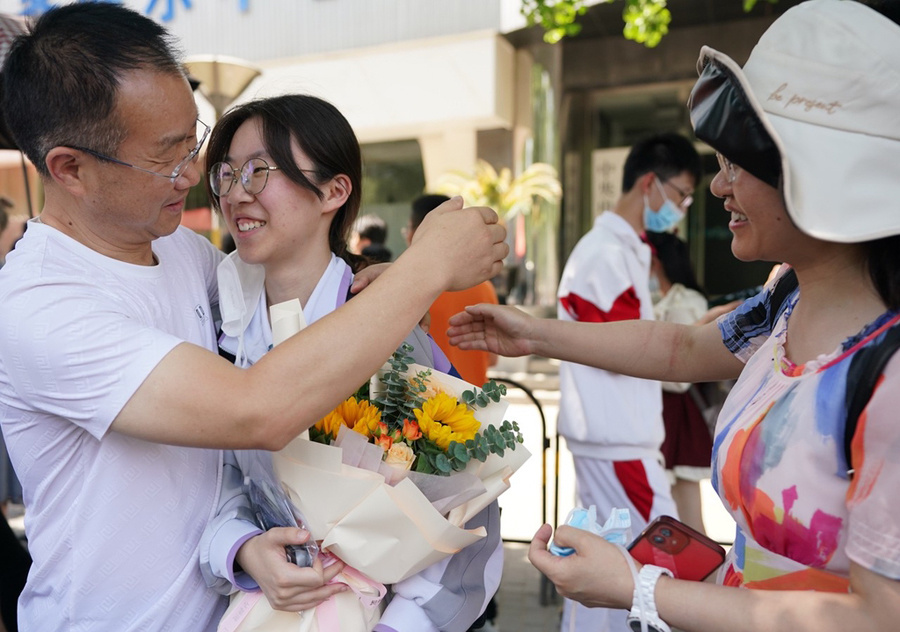 Ngày đầu tiên của kỳ thi đại học khốc liệt nhất thế giới: Học sinh vỡ òa chạy ra khỏi cổng trường vì đề vừa sức, cả đất nước "nín thở" dõi theo - Ảnh 4.