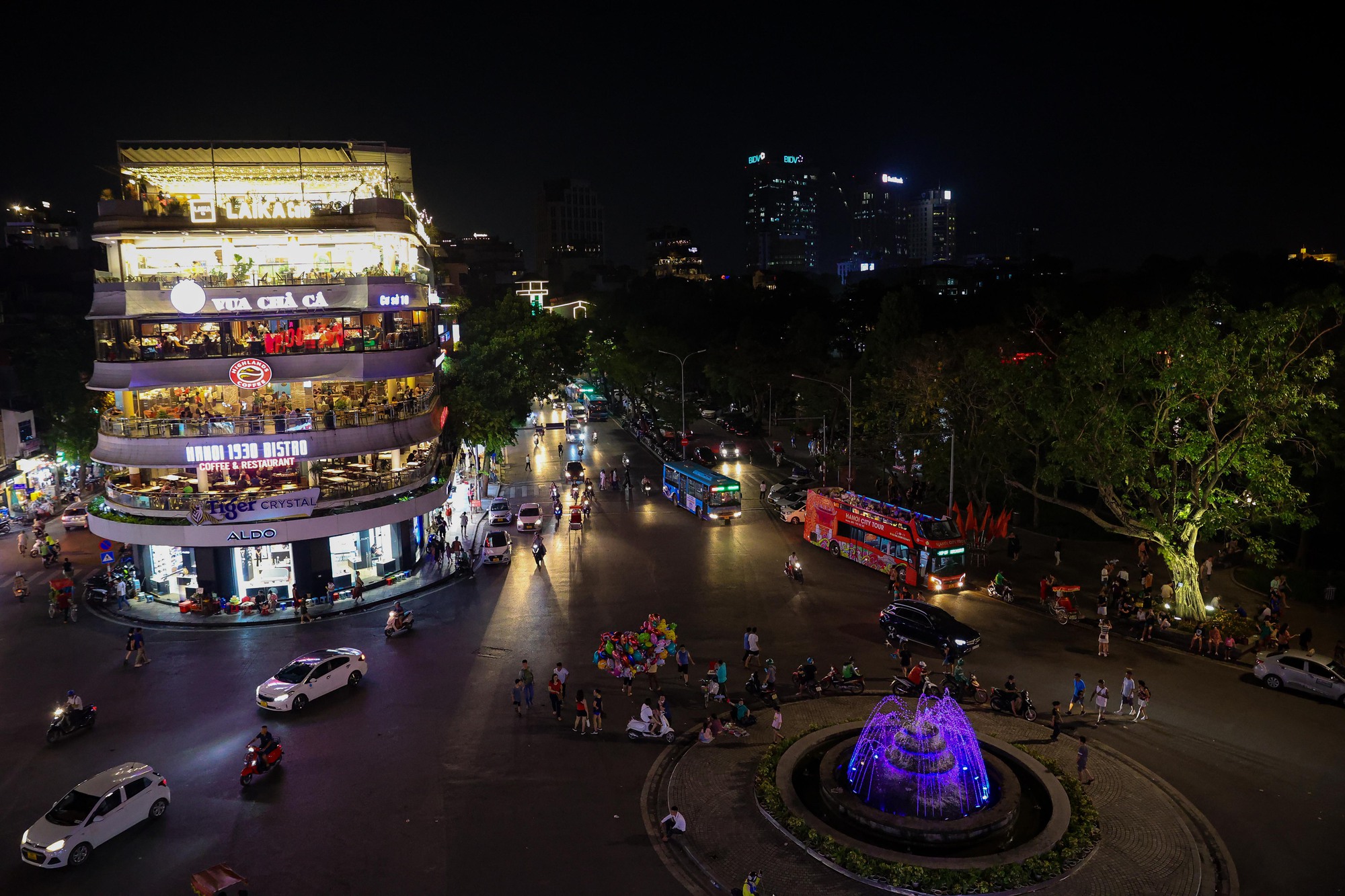 Nhiều tuyến đường, tòa nhà cao tầng ở Thủ đô tối sầm vì cắt giảm tiêu thụ điện - Ảnh 1.